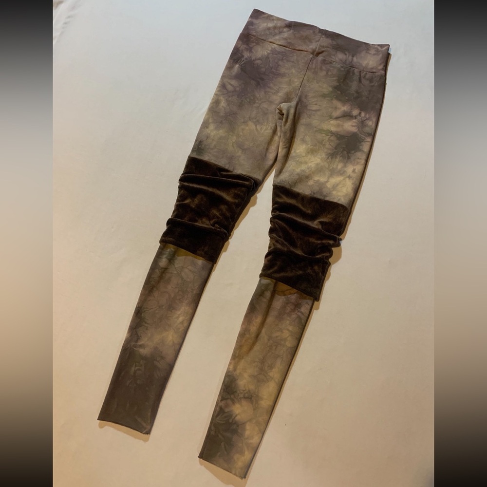 Medium Bee’s Knees Leggings by ViragoesDuds